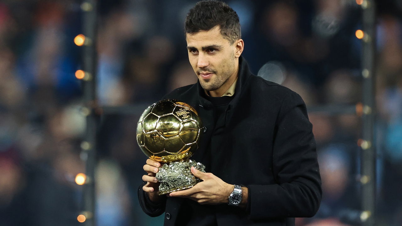 Melhor Jogador da Copa do Mundo levanta troféu