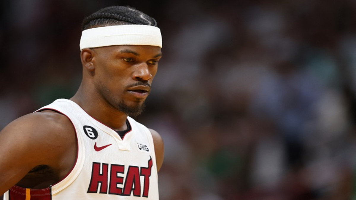 Jogadores da NBA em ação em quadra