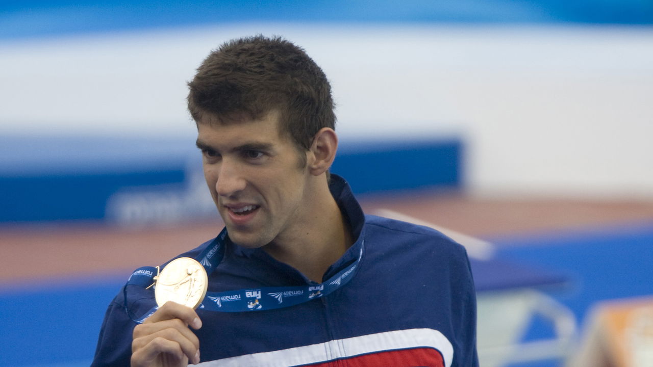 Michael Phelps nadando rumo à vitória olímpica
