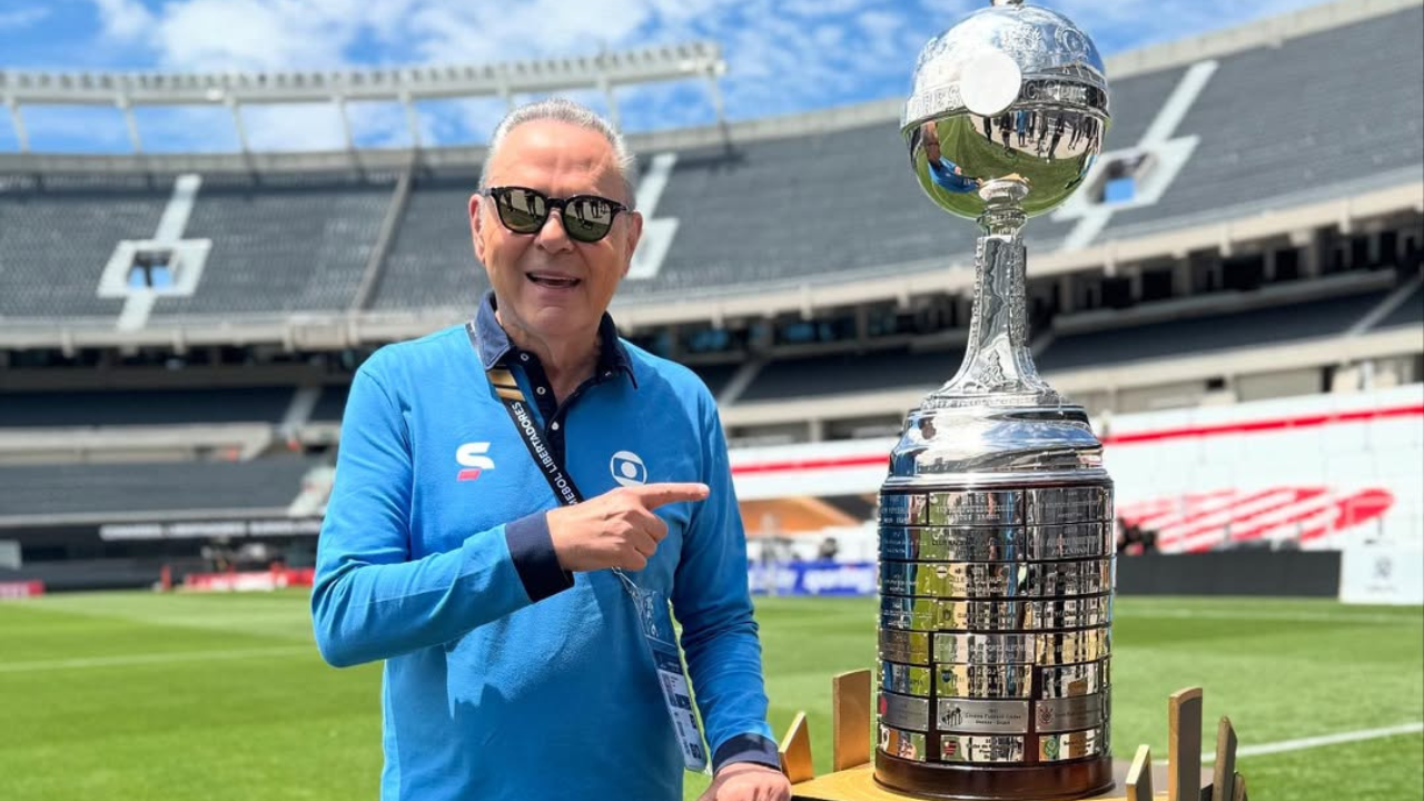 Narrador transmitindo emoção durante um jogo de futebol