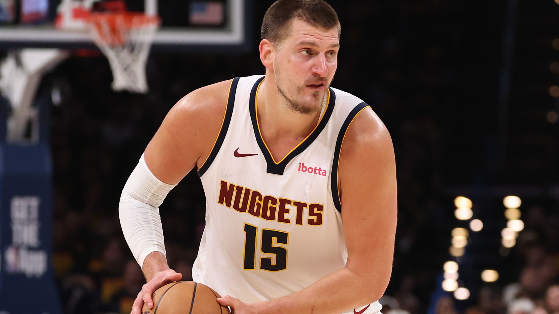 Nikola Jokic em ação pelo Denver Nuggets na NBA 2024/2025