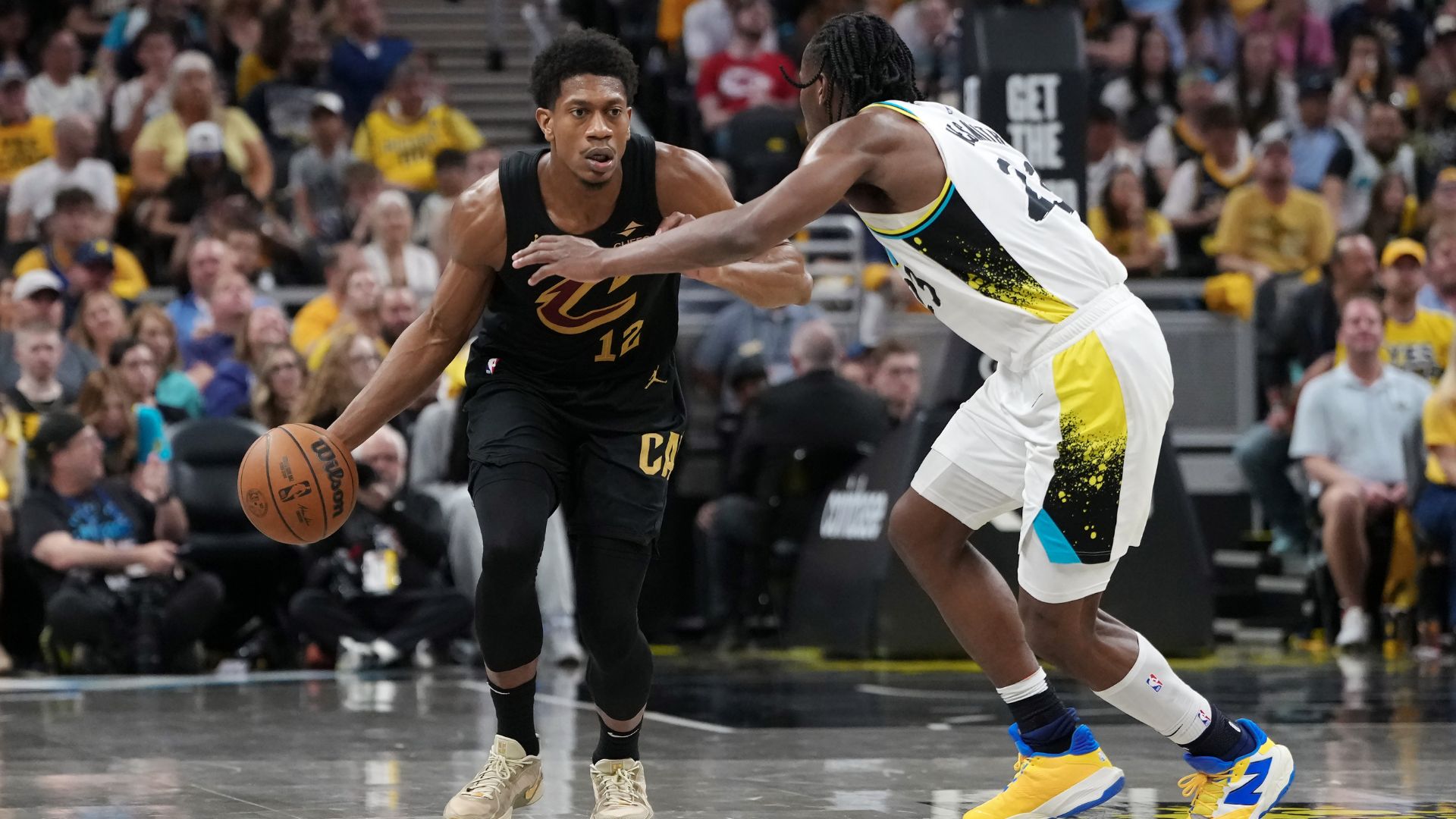 Equipe de basquete em jogo emocionante dos playoffs da NBA