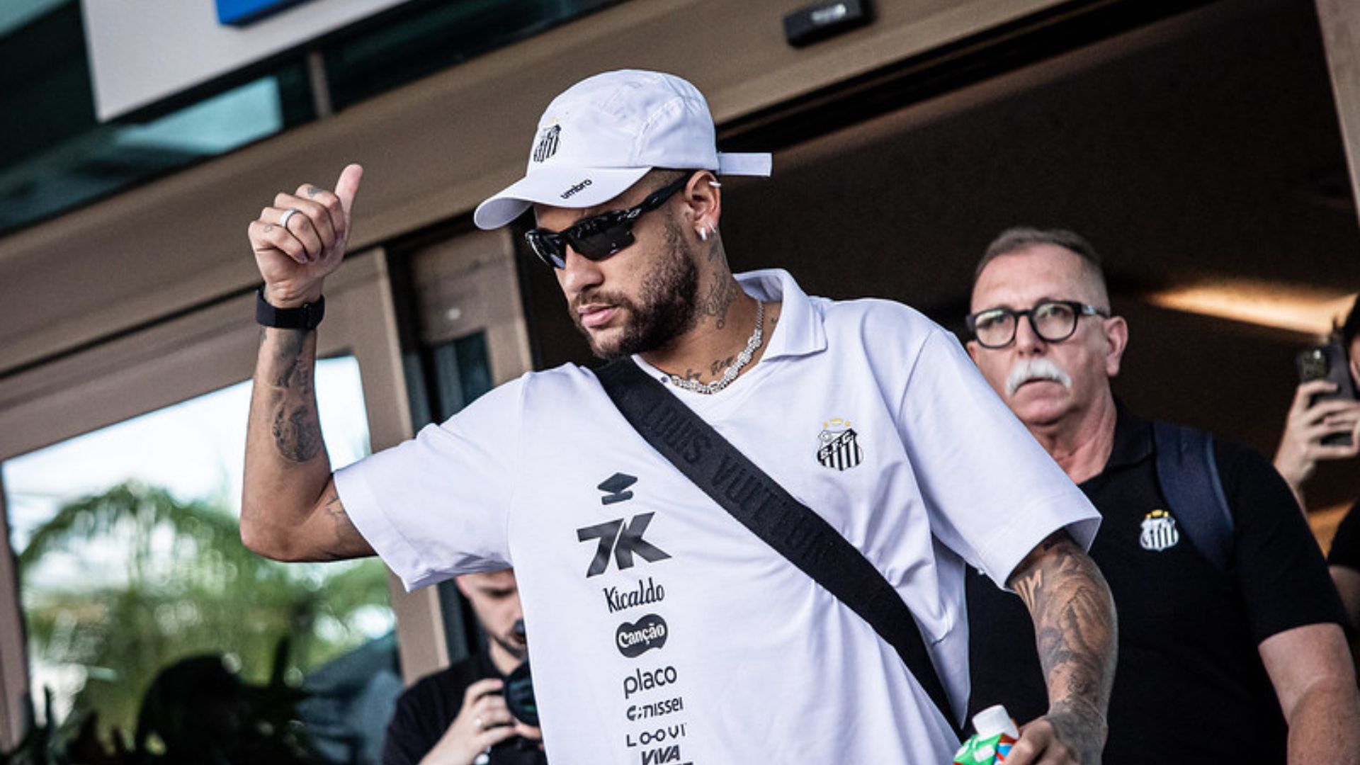 Neymar demonstrando sua versatilidade e talento em campo e fora dele