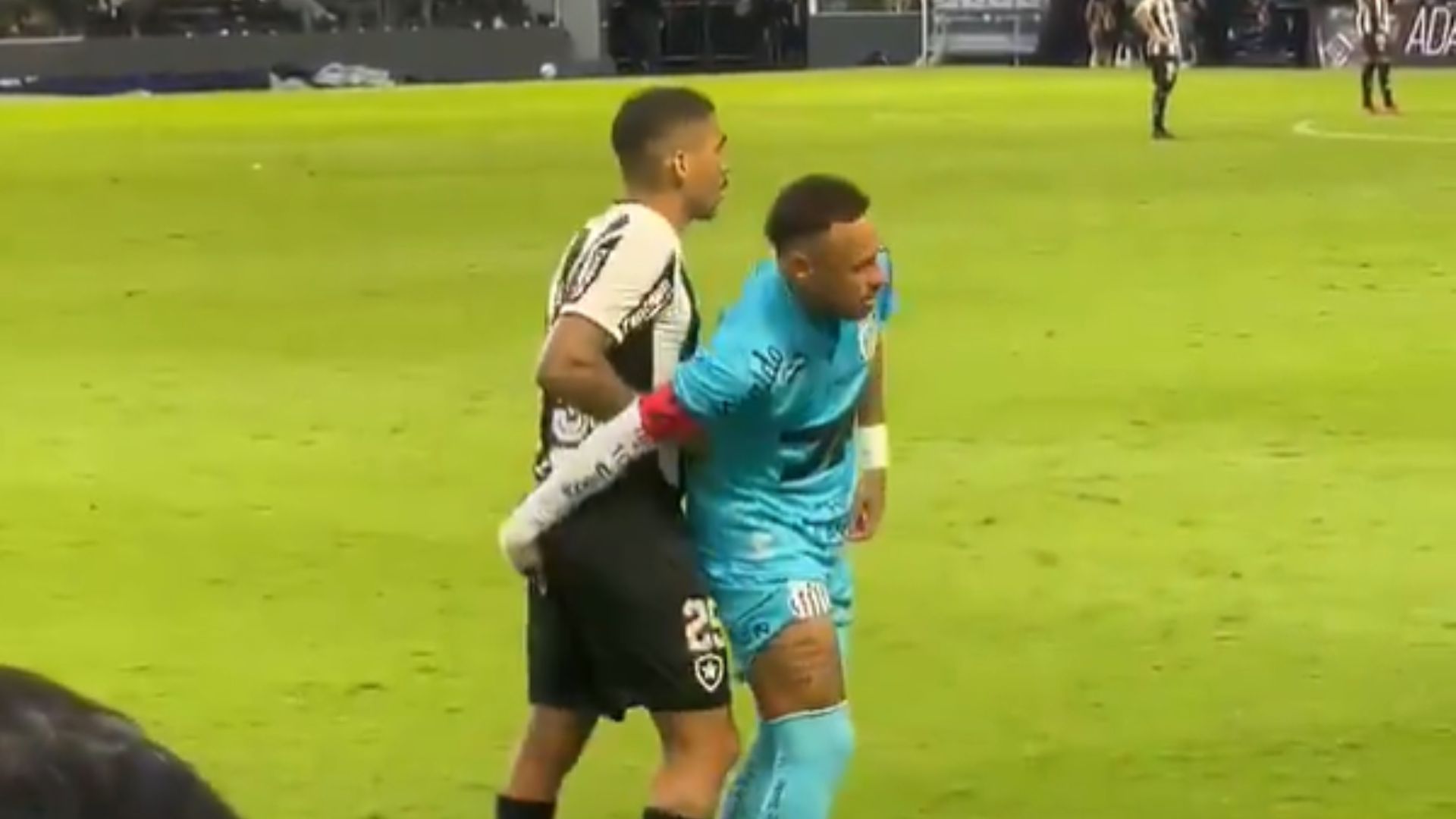 Neymar em campo durante uma partida de futebol