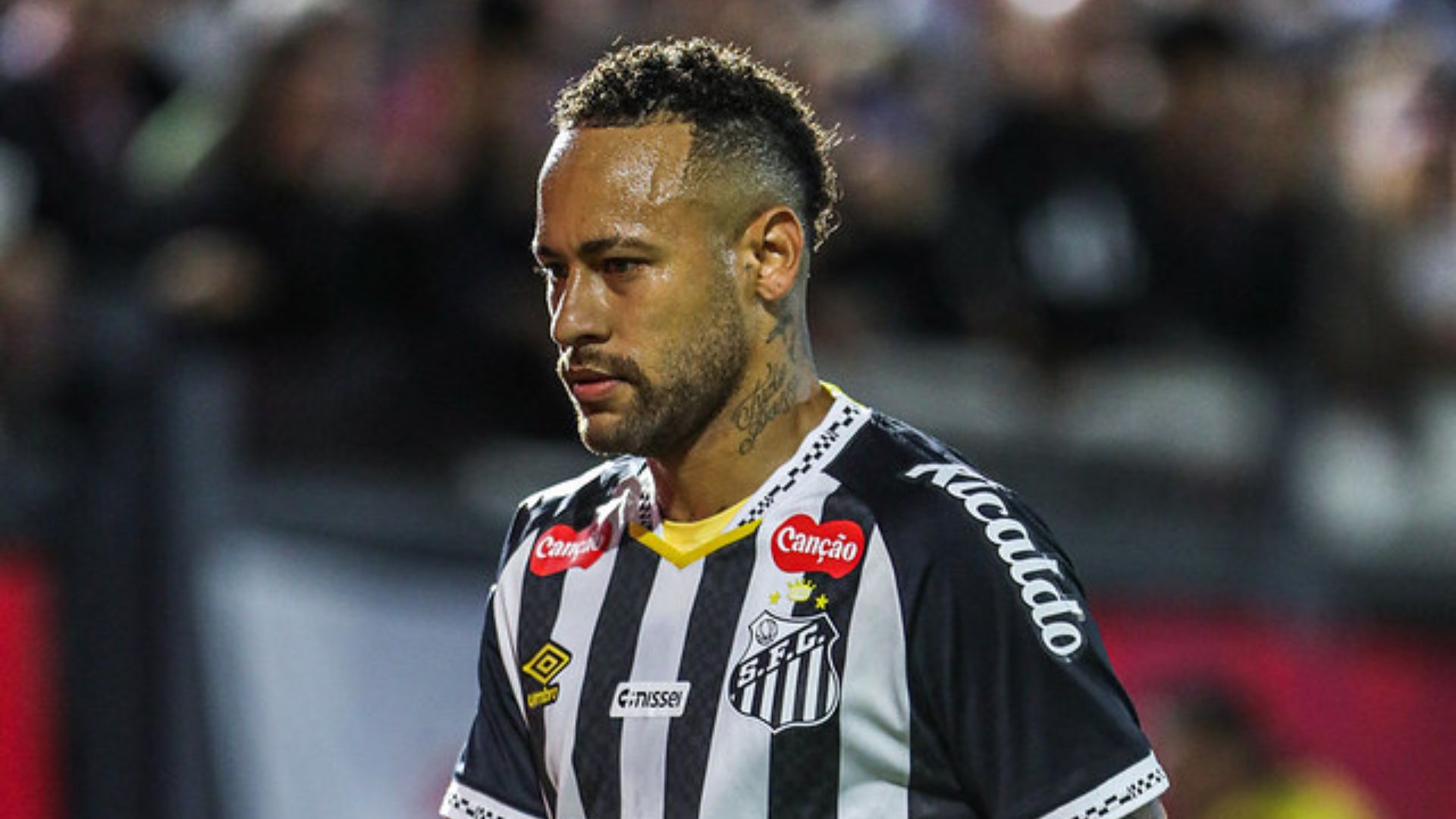 Neymar e seu pai discutindo sobre o contrato com o Santos