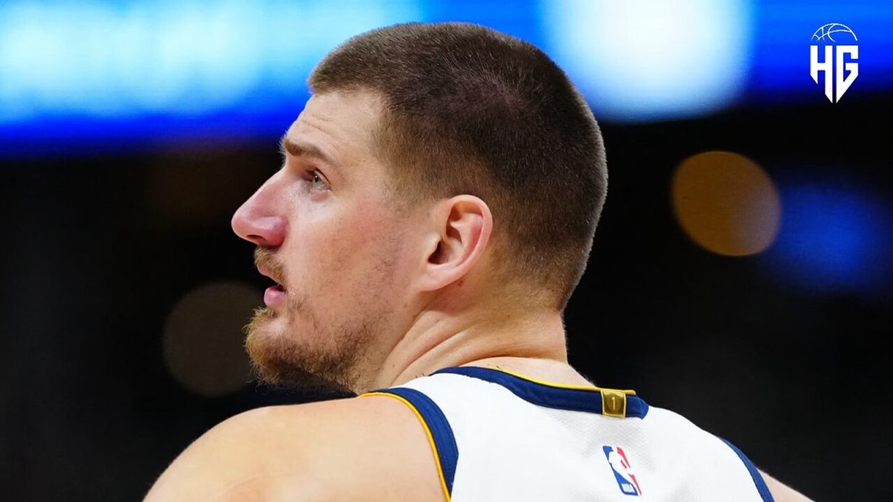 Nikola Jokic celebrando após alcançar mais um triplo-duplo nos playoffs da NBA