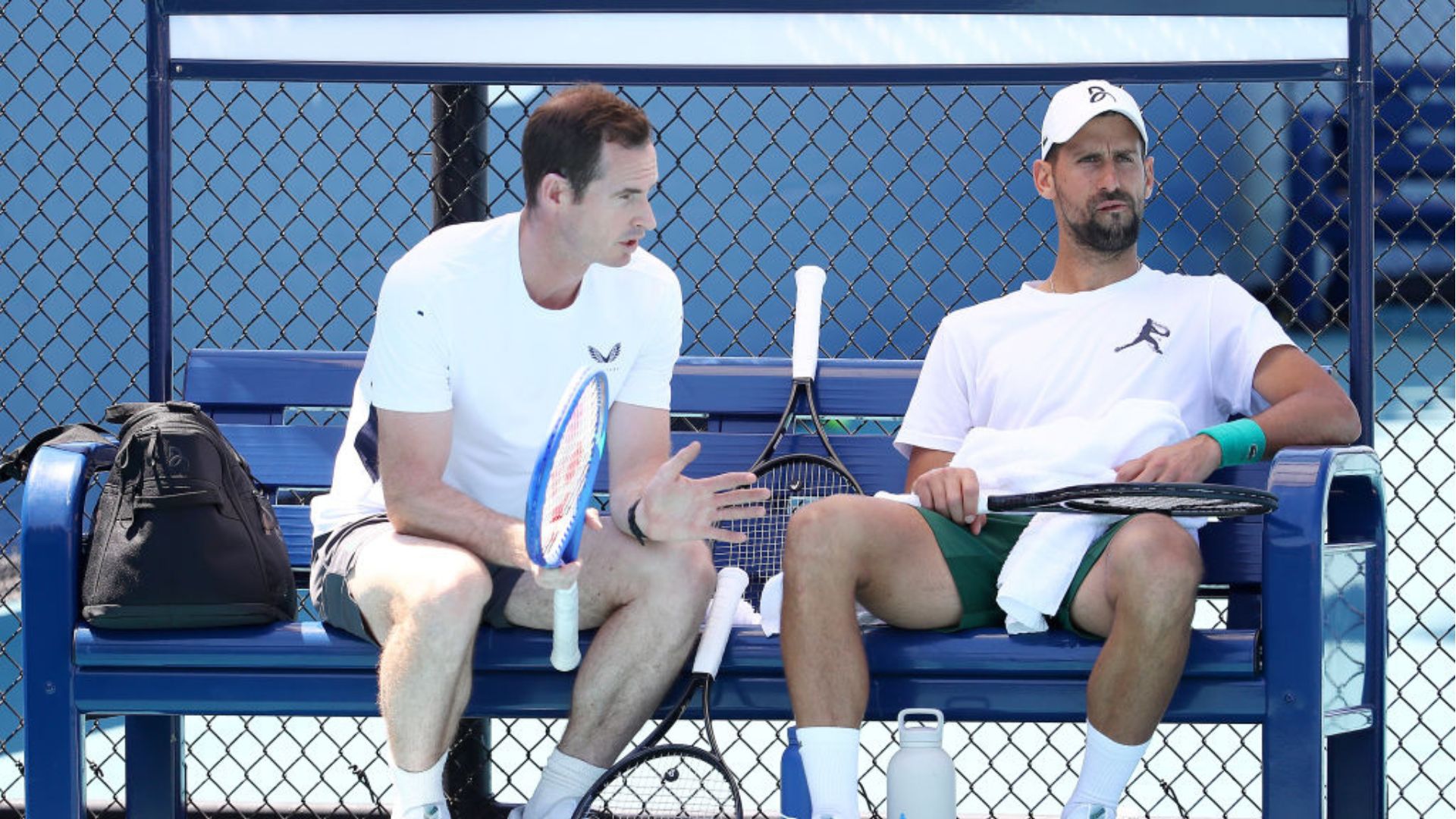 Novak Djokovic e Andy Murray jogando tênis juntos