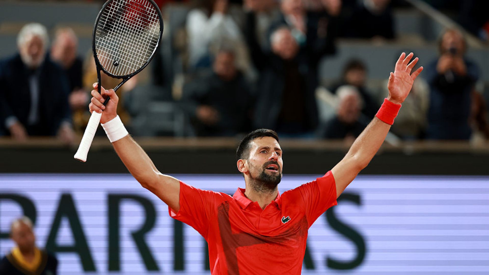 Novak Djokovic comemora vitória sobre Alexander Zverev em Roland Garros