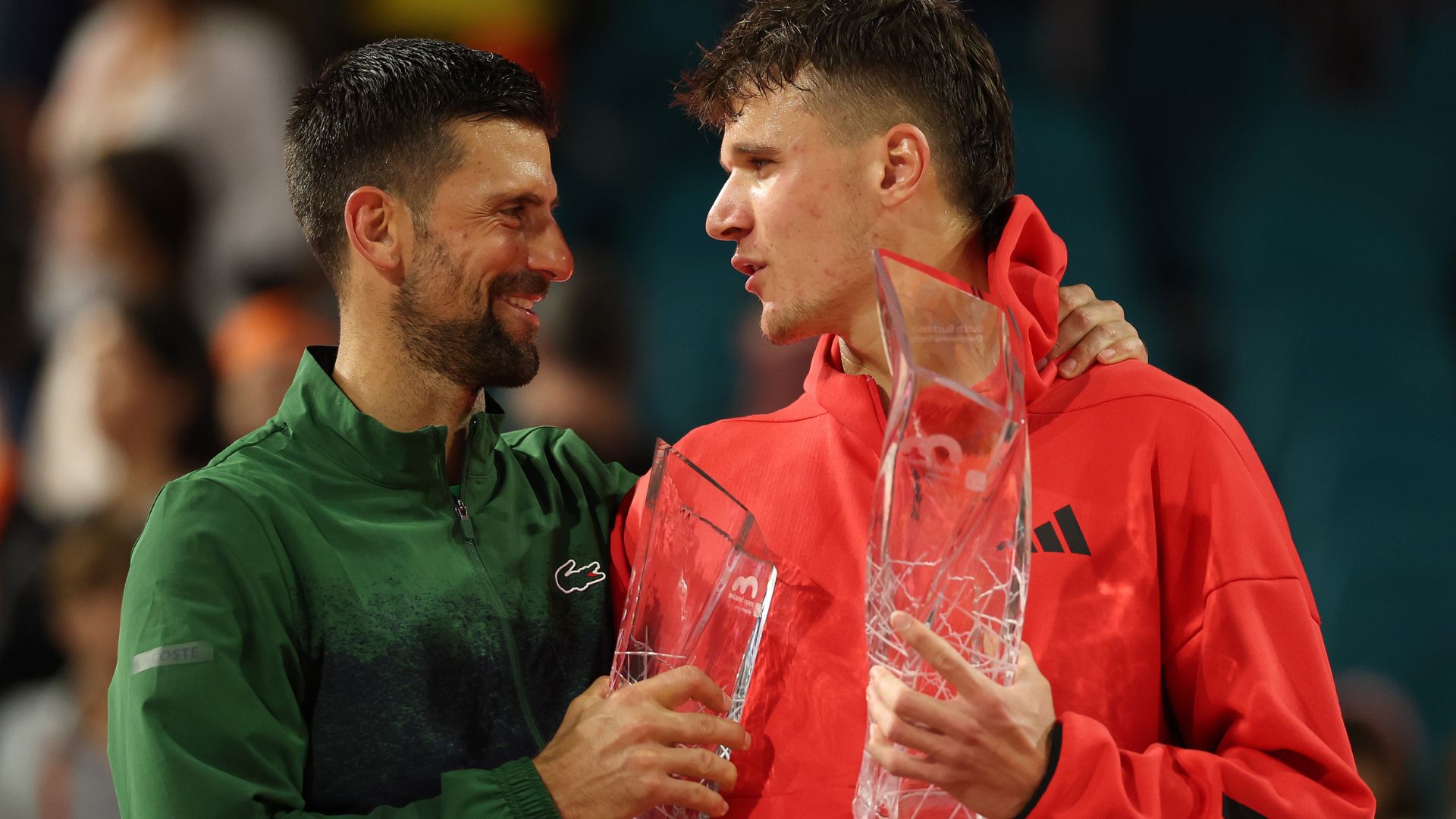 Novak Djokovic comemorando vitória em Roland Garros
