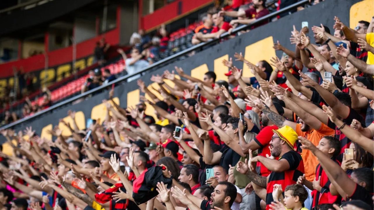 Novo técnico do Sport Recife liderando treino da equipe