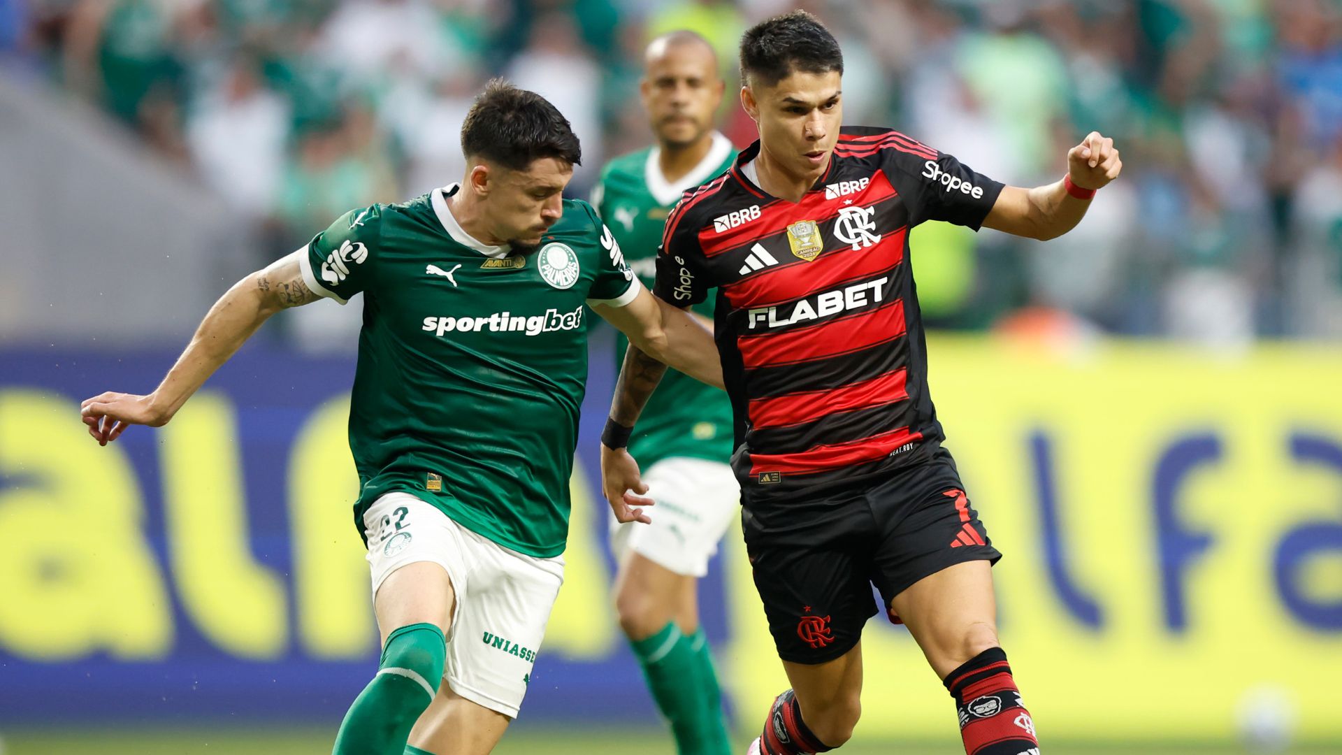 news.img_alt Jogadores em disputa de bola durante o jogo entre Palmeiras e Flamengo