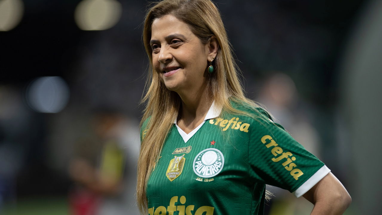 Escudo do Palmeiras e estádio lotado de torcedores