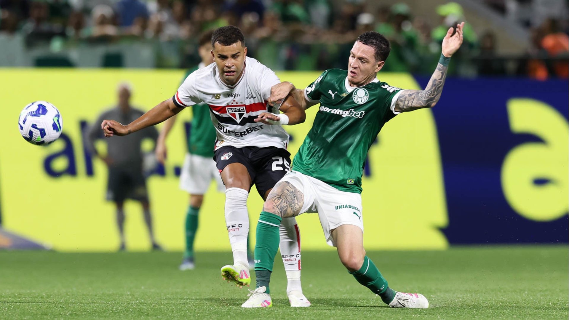 Palmeiras comemora vitória sobre o São Paulo e liderança do Campeonato Brasileiro