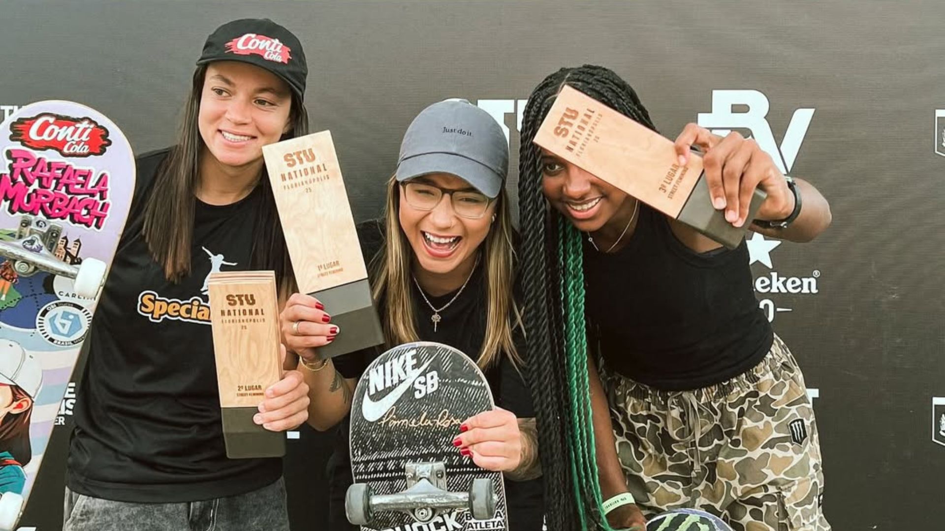 news.img_alt Pâmela Rosa comemora vitória na competição de skate
