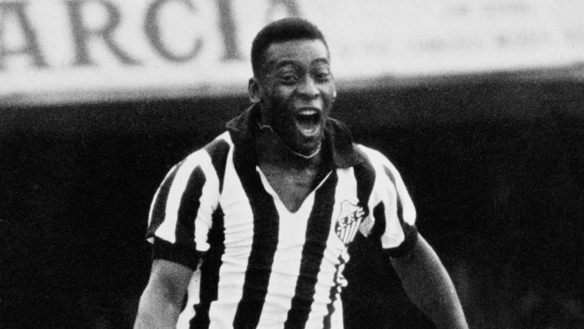 Pelé erguendo a taça de campeão da Copa Libertadores pelo Santos em 1962