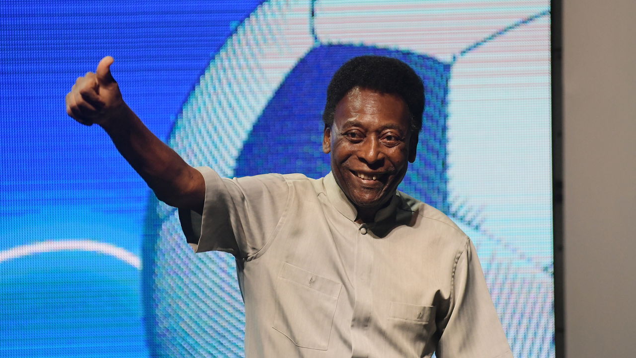 news.img_alt Pelé em ação no filme que retrata sua vida e conquistas no futebol.