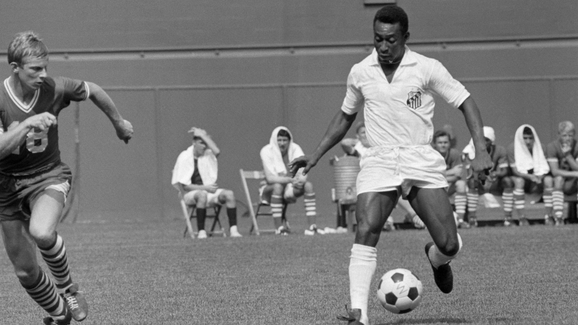 Pelé em campo, mostrando toda sua genialidade e paixão pelo futebol