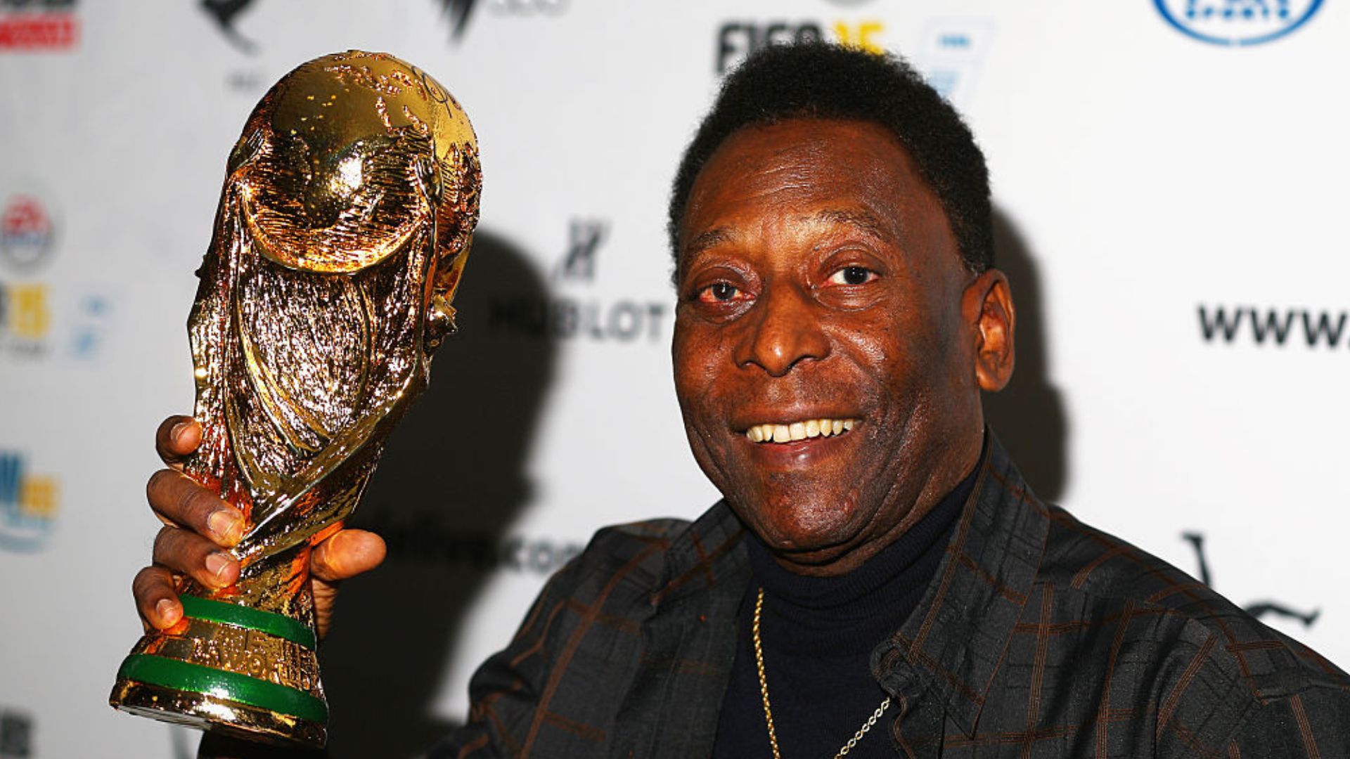 Pelé, o Rei do Futebol, demonstrando sua incrível habilidade em campo