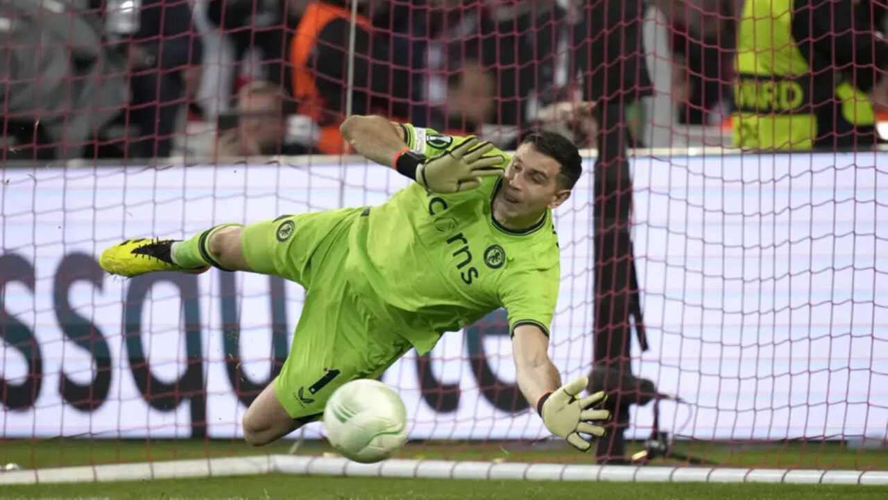 Cobrança de pênalti em jogo de futebol
