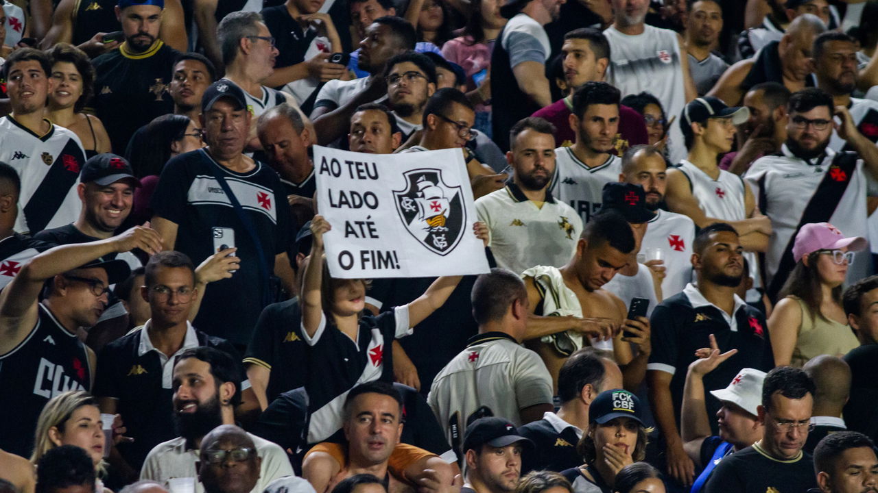 news.img_alt Philippe Coutinho com a camisa do Vasco