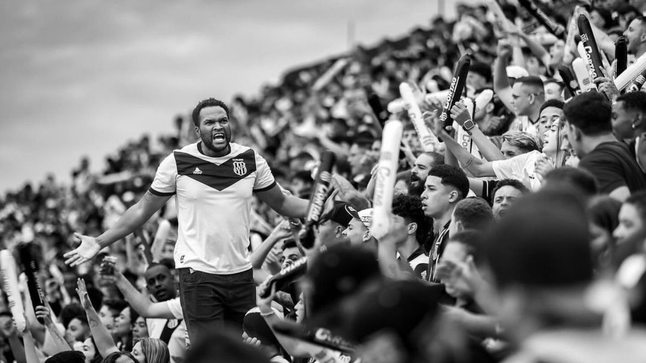 Torcedores da Ponte Preta apoiando o time durante uma partida