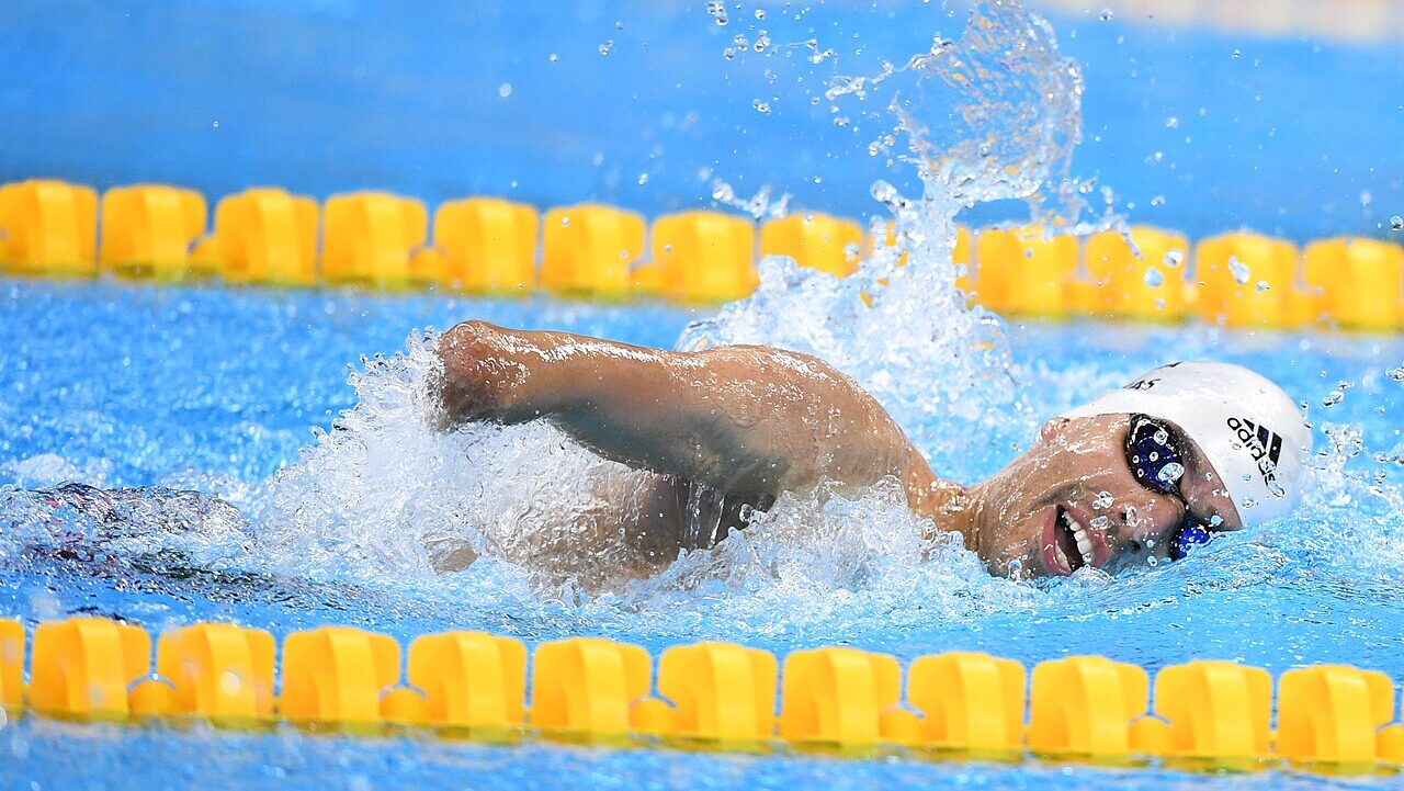 Atletas paralímpicos celebrando suas conquistas e premiações
