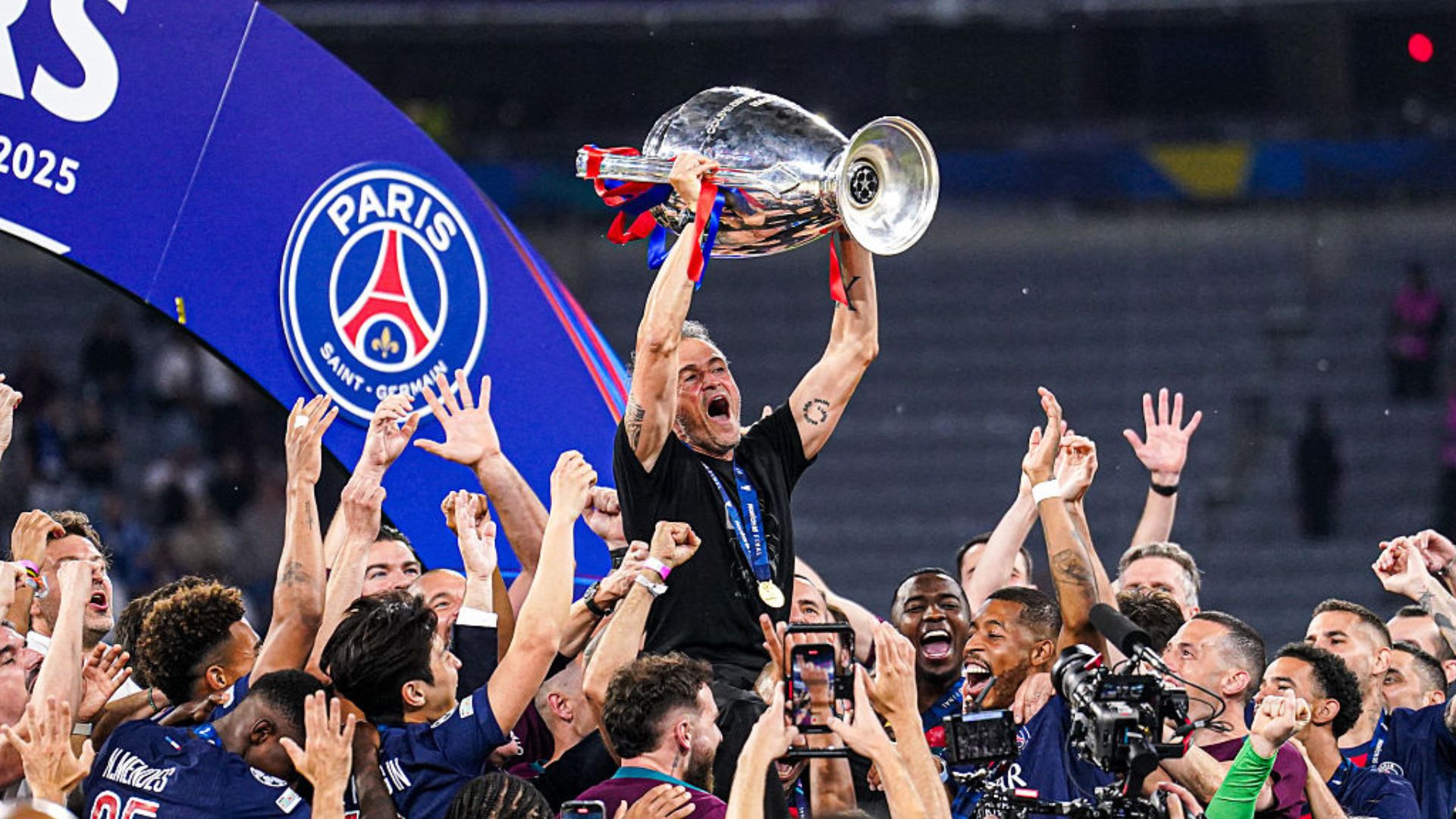 news.img_alt Paris Saint-Germain comemorando a vitória na Champions League