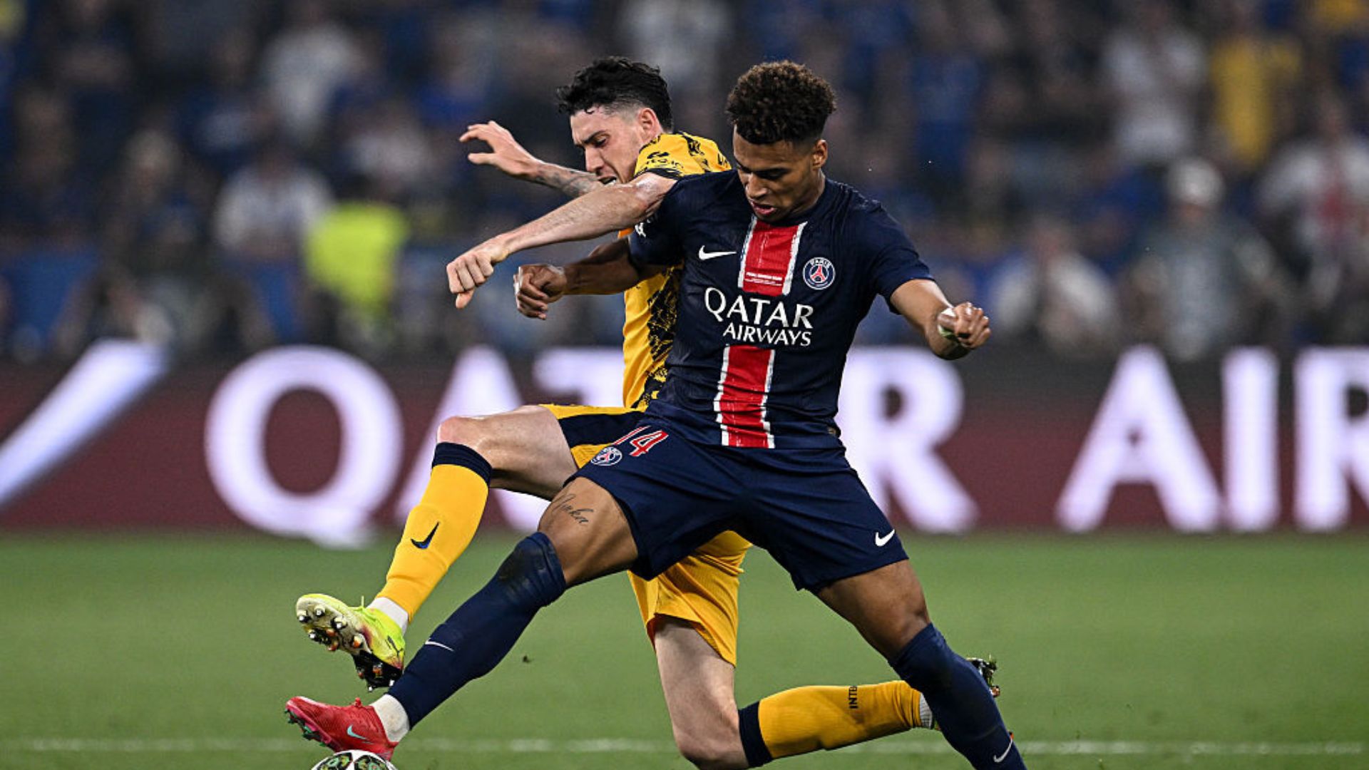 news.img_alt Paris Saint-Germain comemora a vitória na Champions League após goleada sobre a Inter de Milão