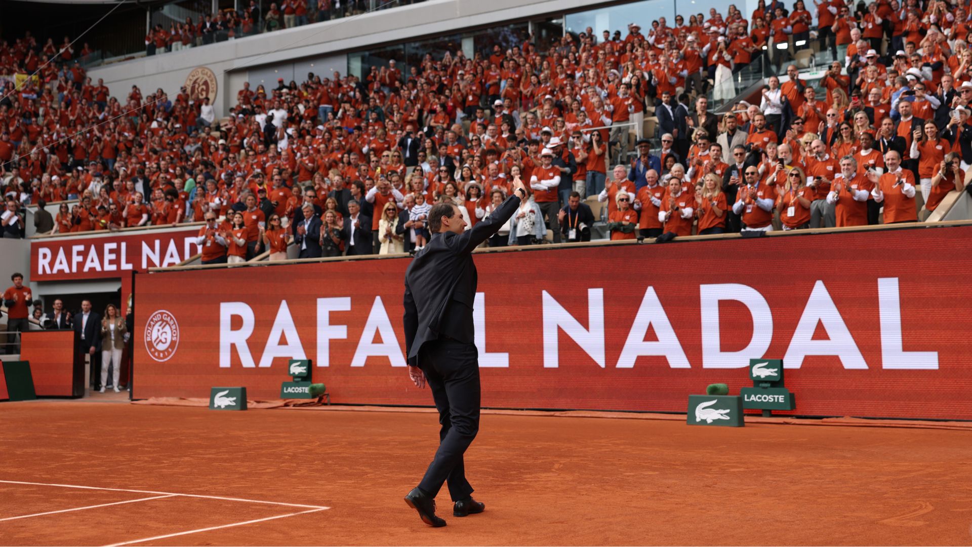 news.img_alt Rafael Nadal sendo ovacionado na quadra principal de Roland Garros