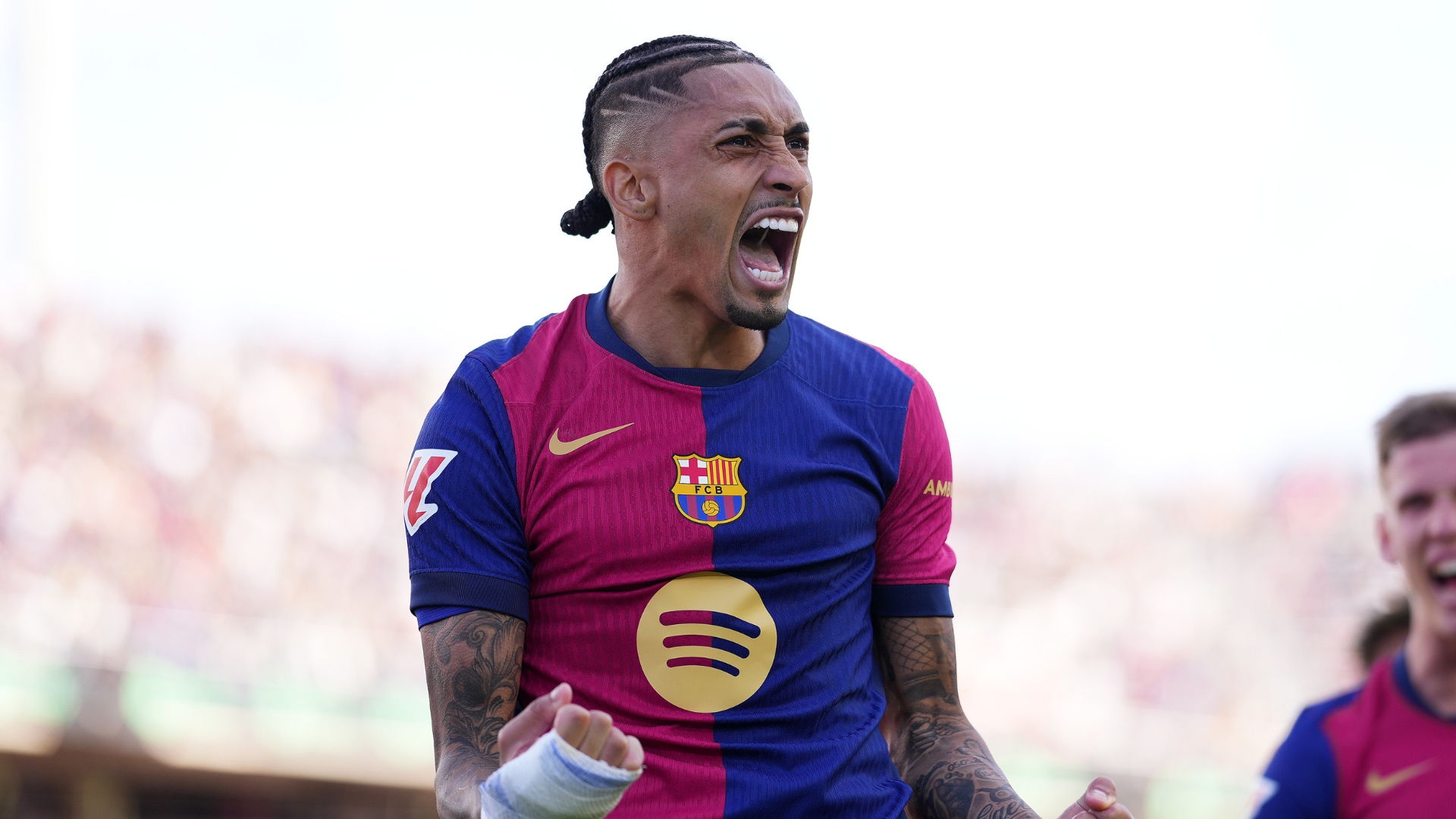 Raphinha comemorando gol na UEFA Champions League