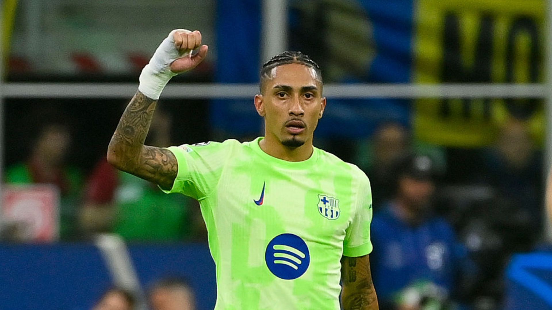 Raphinha comemorando um gol pelo Barcelona na Champions League