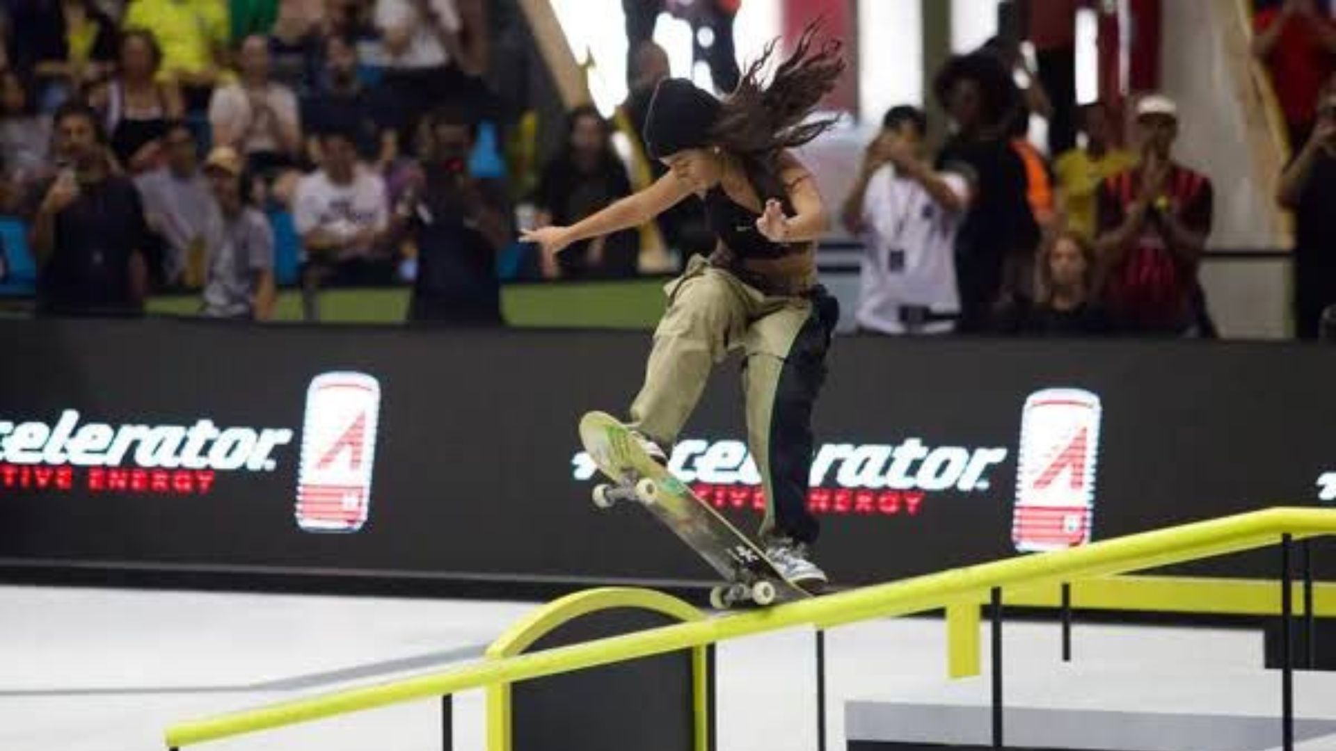 Rayssa Leal executando uma manobra durante a competição em Miami 2025