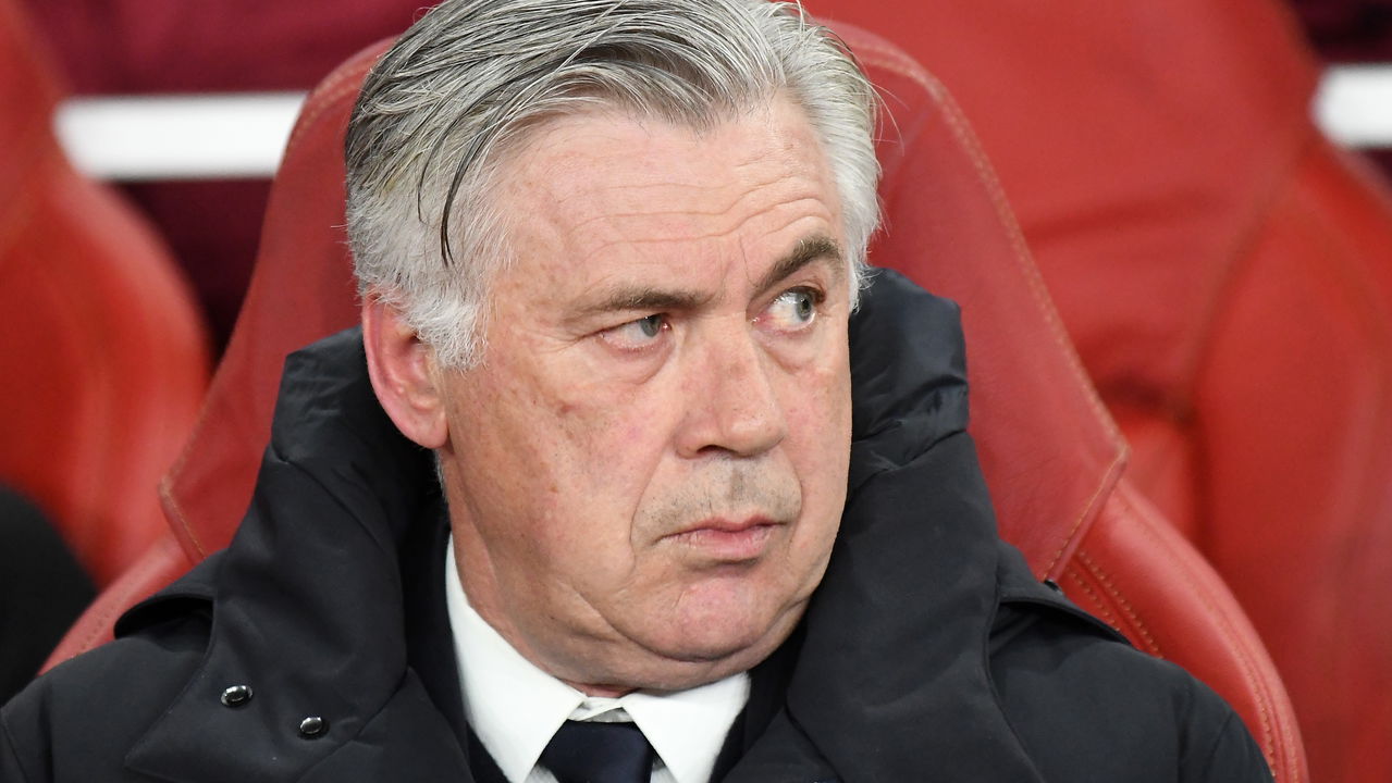 news.img_alt Imagem do técnico Carlo Ancelotti e jogadores do Real Madrid em campo durante a temporada desafiadora de 2024
