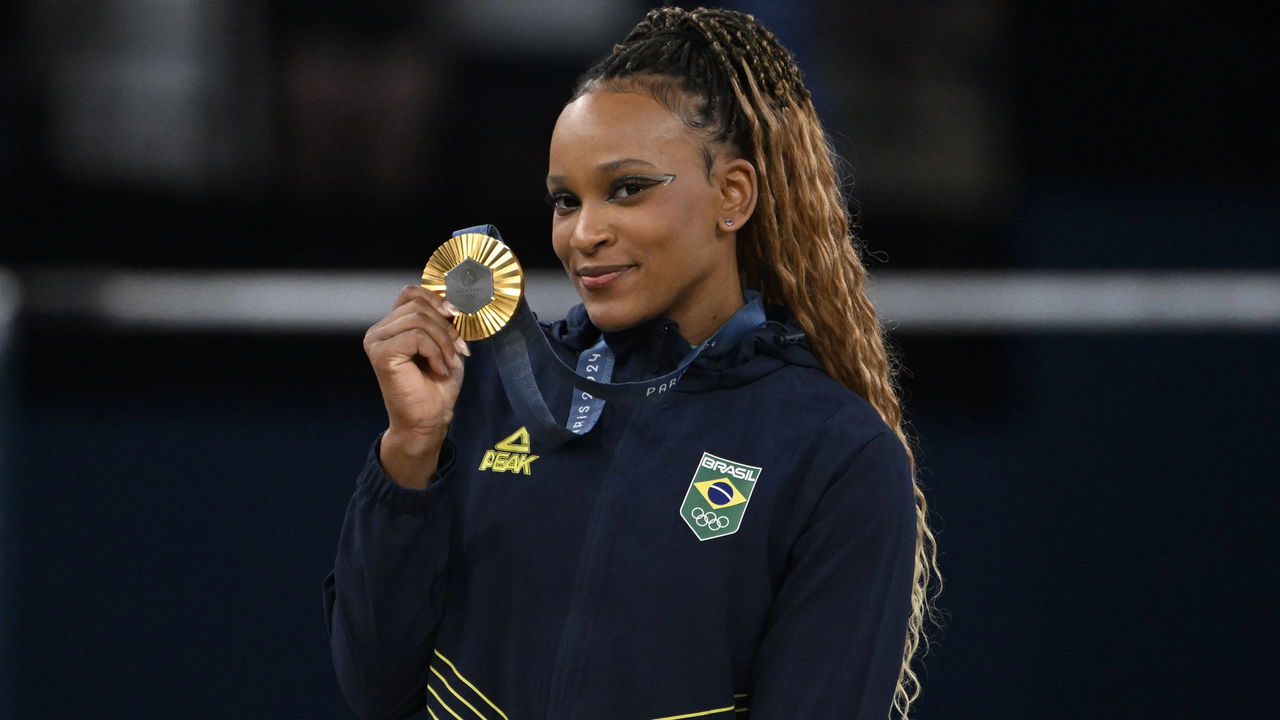 Rebeca Andrade recebendo o Prêmio Laureus, representando a superação e o sucesso no esporte