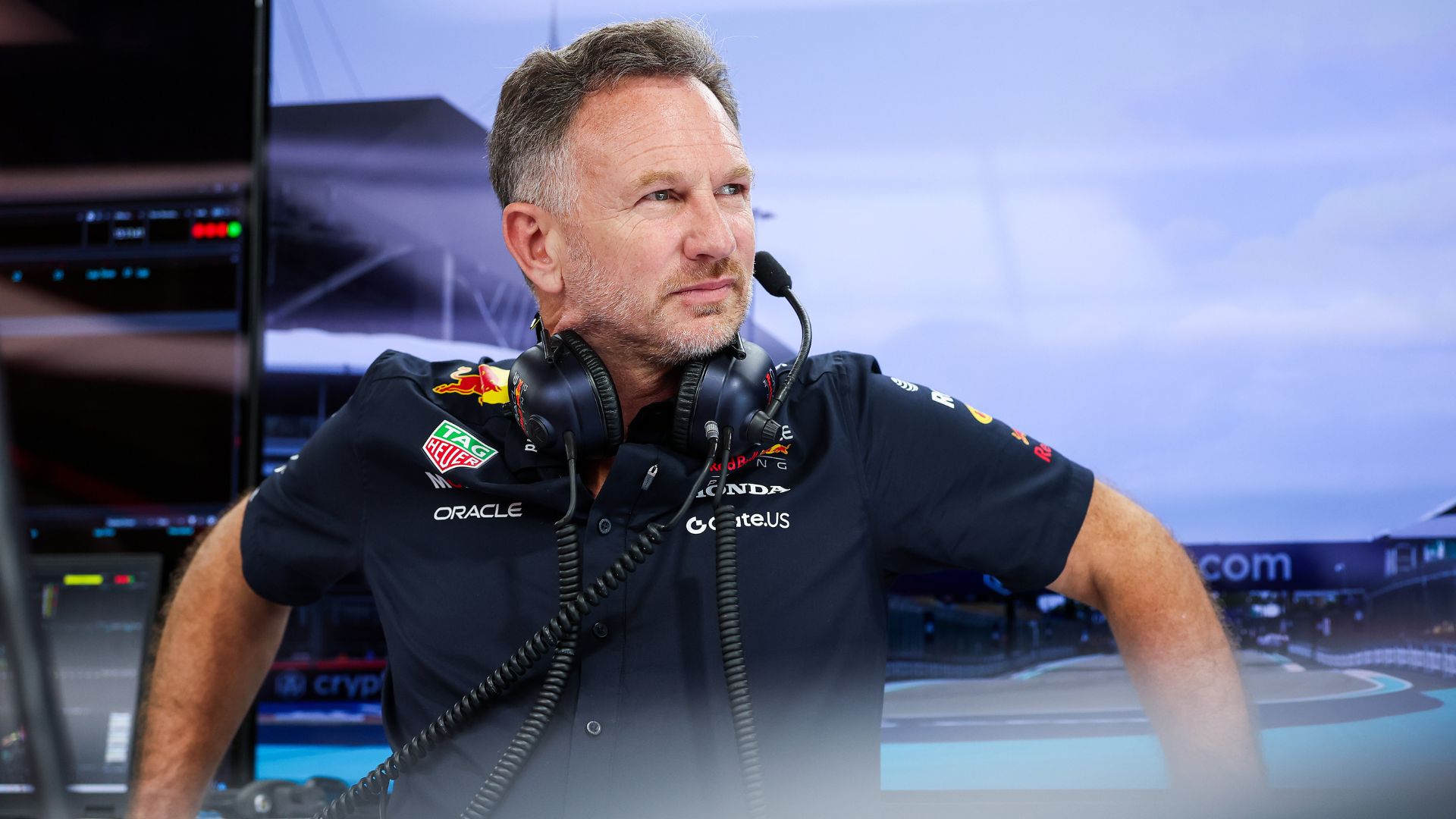 Christian Horner e Max Verstappen discutem o desempenho da Red Bull na Fórmula 1 2025