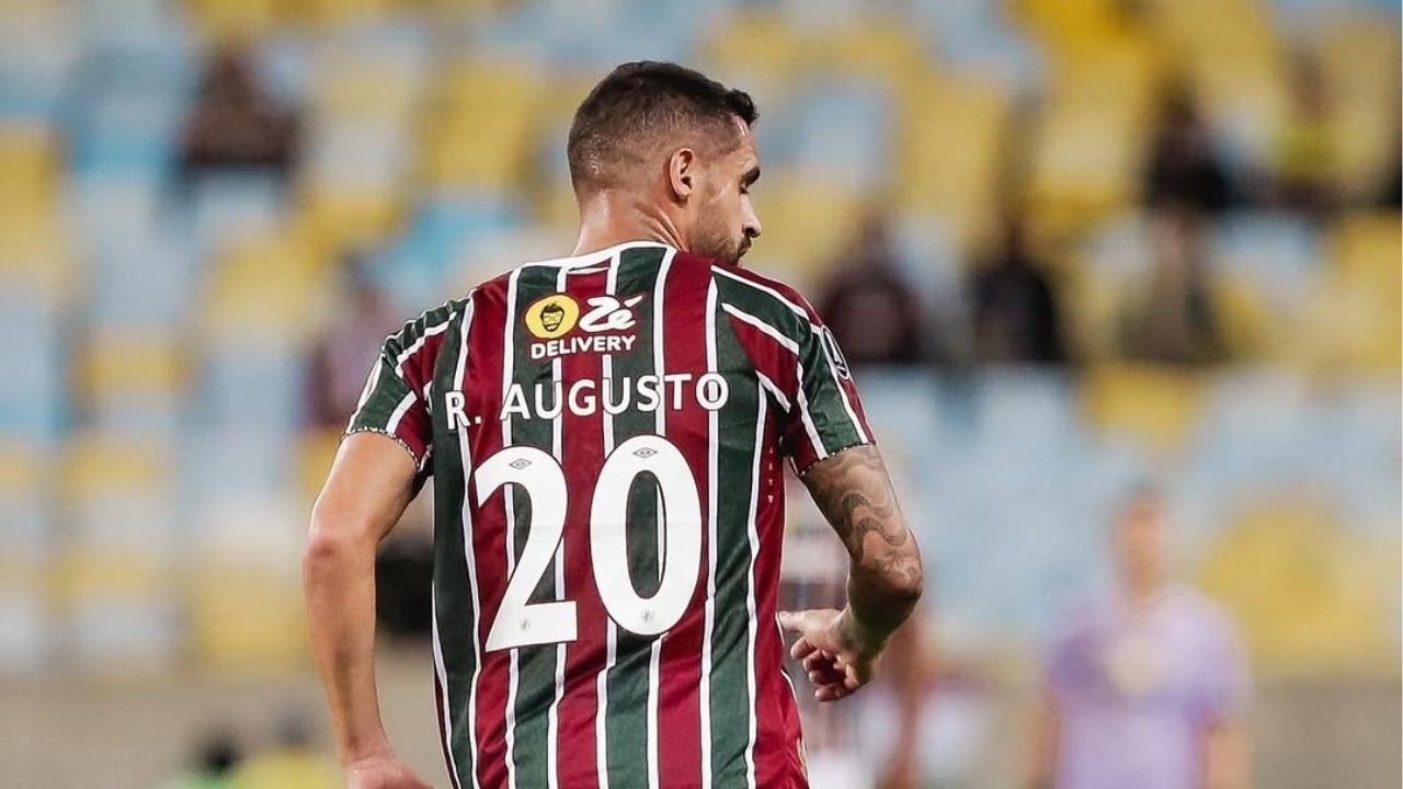 news.img_alt Renato Augusto em ação pelo Fluminense