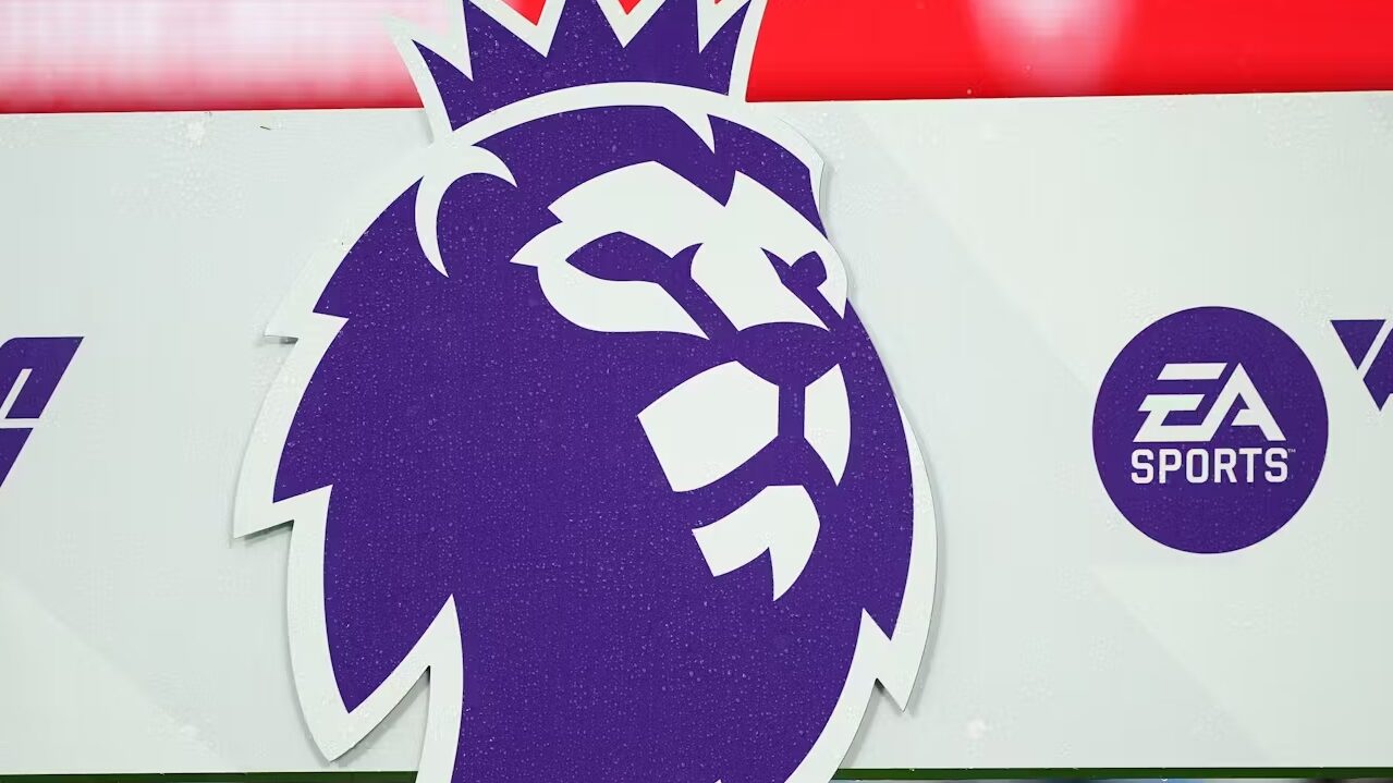 Ryan Giggs levantando troféu da Premier League pelo Manchester United