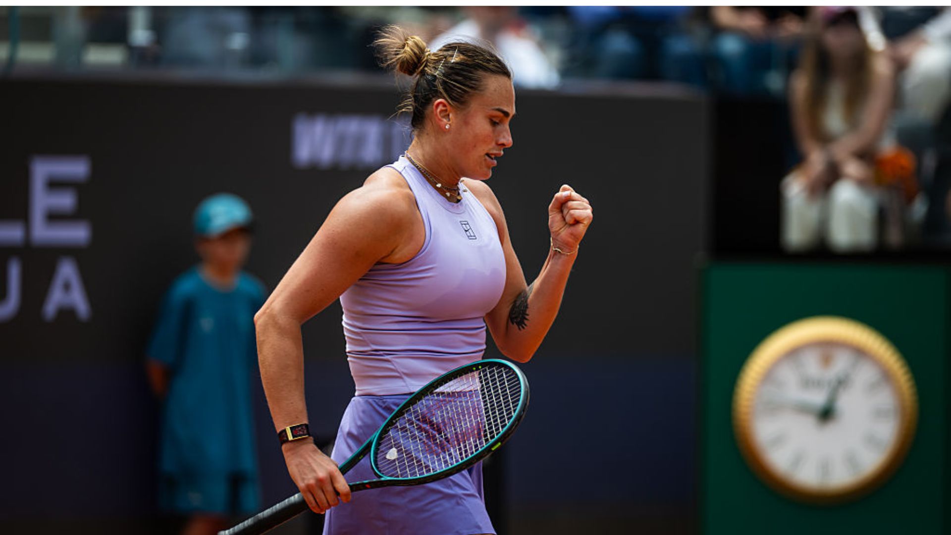 Aryna Sabalenka comemorando vitória em jogo emocionante no Roma Open