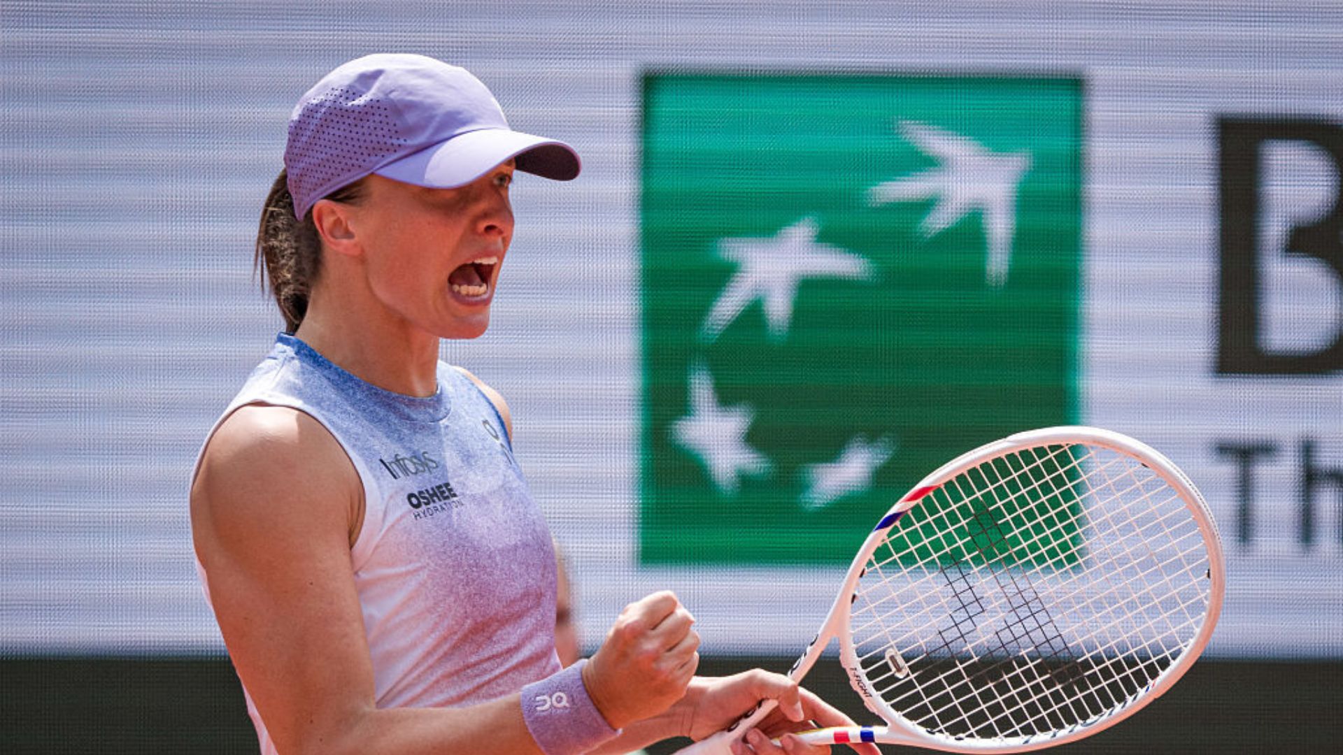 Aryna Sabalenka e Iga Swiatek em ação em Roland Garros