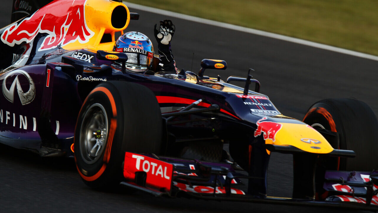 Sebastian Vettel levantando o troféu do campeonato da Fórmula 1