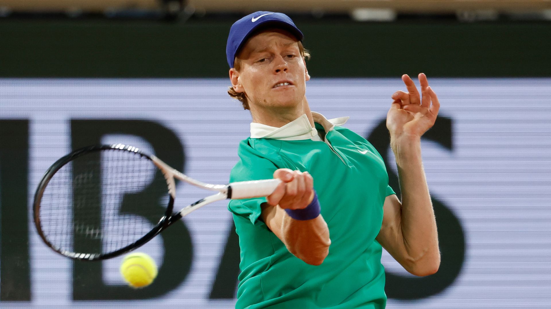 Jannik Sinner e Carlos Alcaraz em ação em Roland Garros