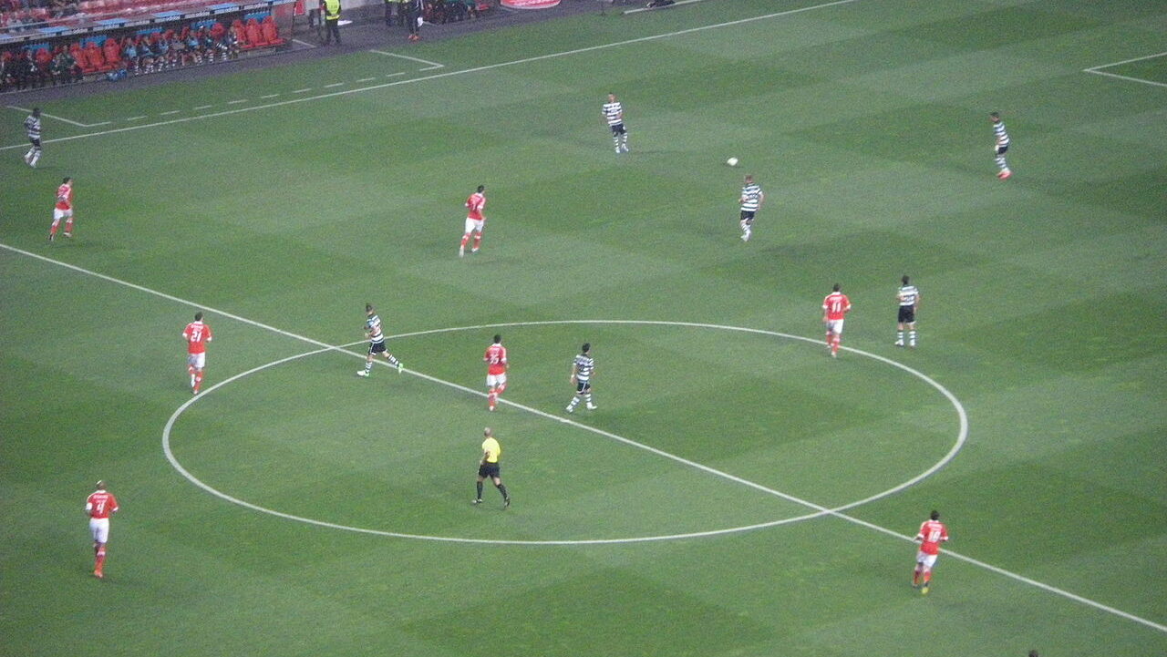 Torcedores apaixonados do Sporting e do Benfica celebram em um jogo emocionante