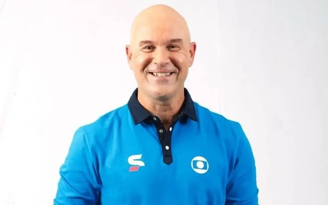 Narrador de televisão transmitindo ao vivo um jogo de futebol durante um imprevisto técnico