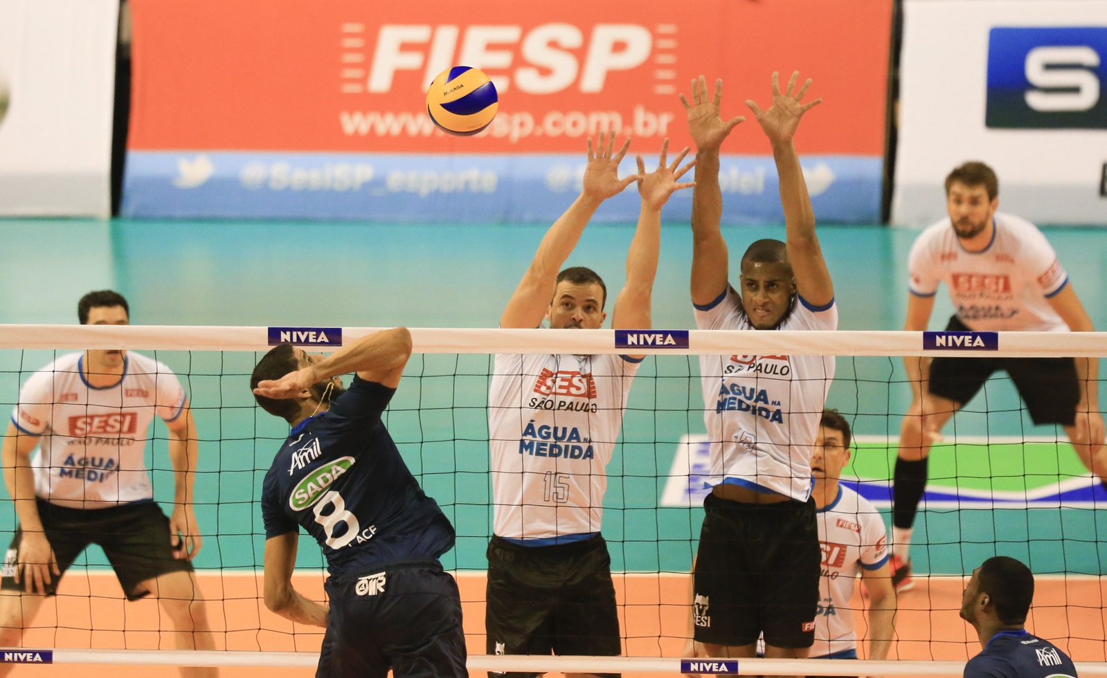 news.img_alt Equipes competindo em partida de vôlei na Superliga Masculina 2024/25