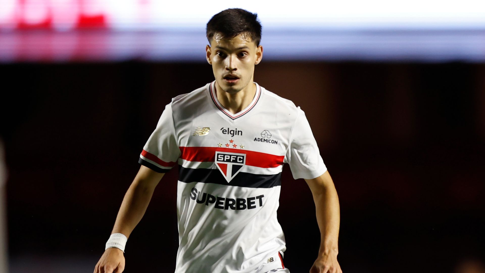 Jogadores em confronto durante a partida entre Talleres e São Paulo na Libertadores 2025