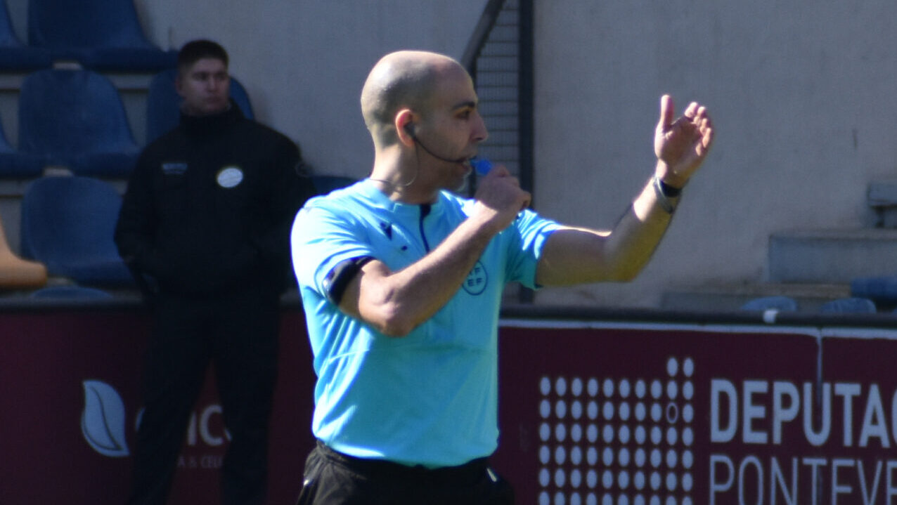 Árbitro acrescentando tempo extra em uma partida de futebol
