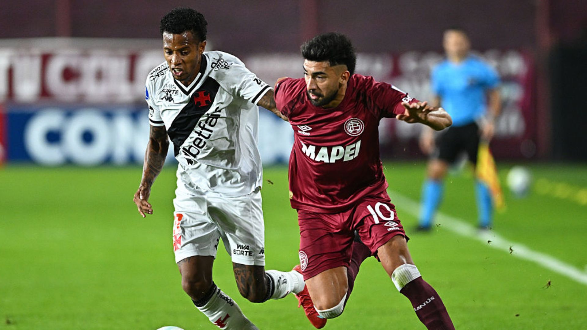 Equipe de futebol jogando em campo