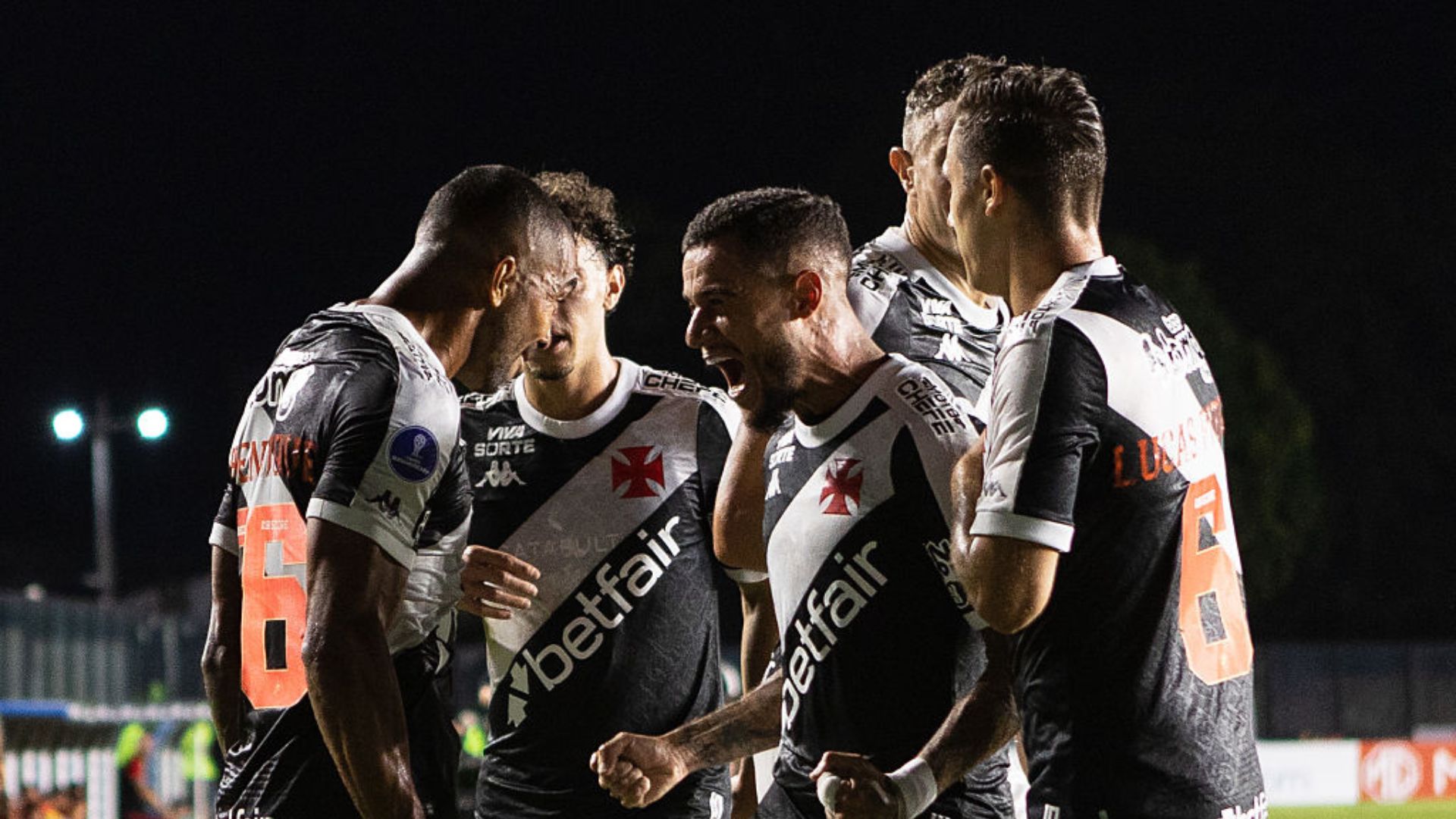 Jogadores do Vasco da Gama comemoram gol durante a partida