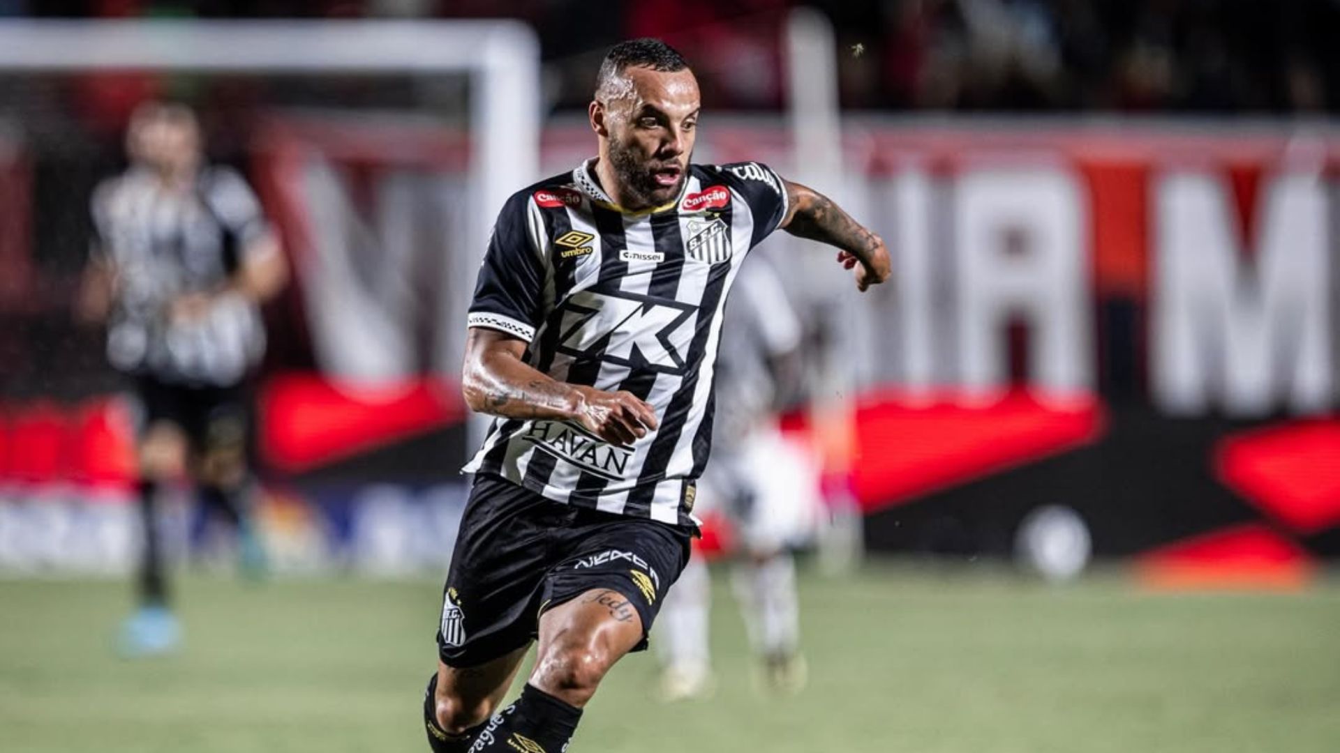 Clássico entre Vitória e Santos no Brasileirão 2025