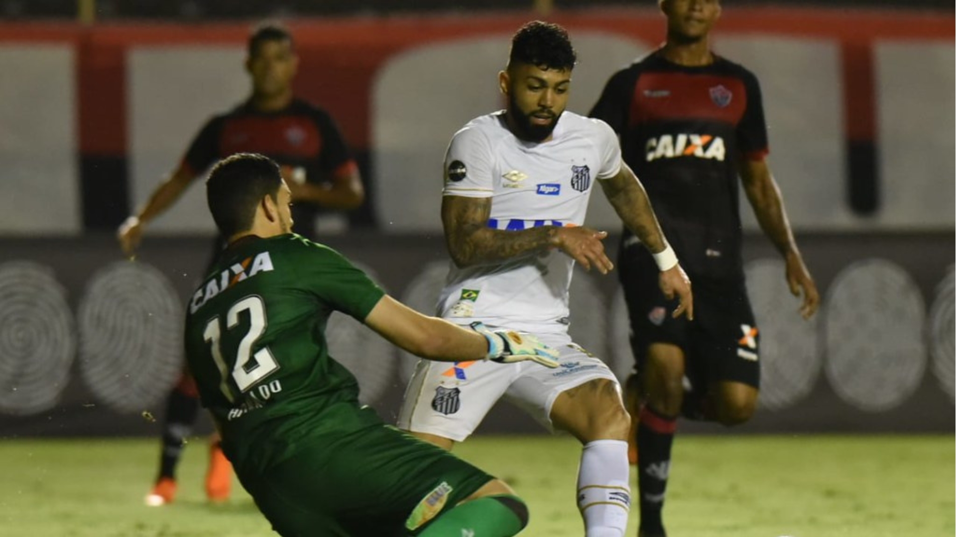 Escudo do Vitória vs escudo do Santos em campo